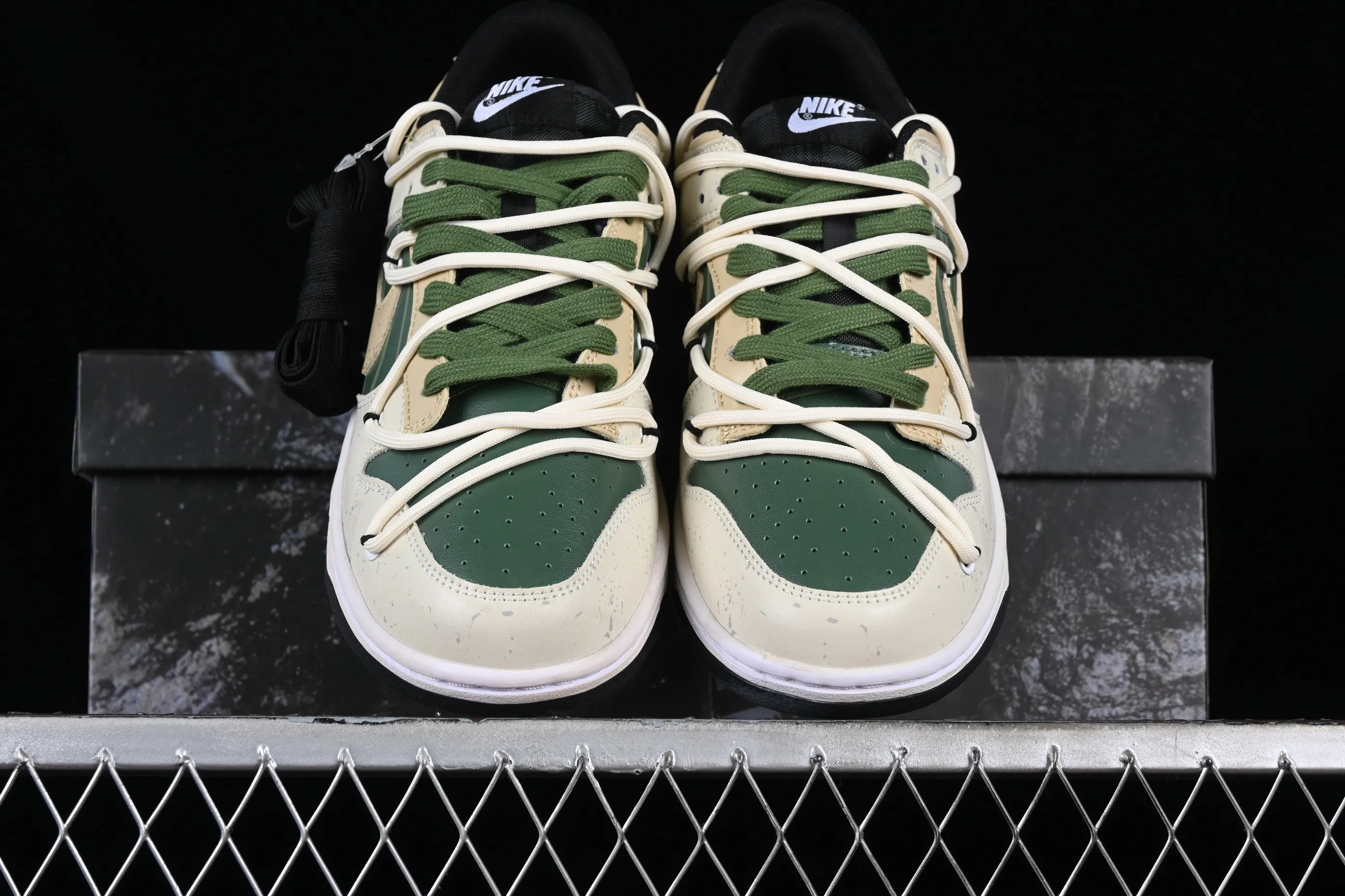 All Categories Nk SB Dunk Series Nk SB Dunk Low Low-top sneakers Nk Dunk Low Panda Prank-Jungle Crossing Mishan Genno SB strappy low-top casual sneakers DV0831-002